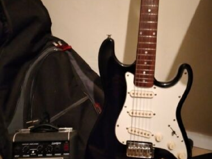 guitare + ampli +sangle+housse+cable