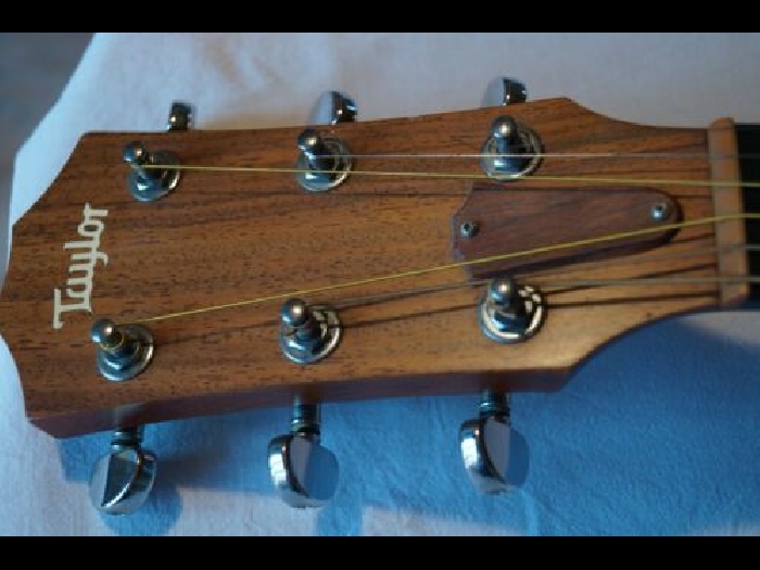 Guitare électro Acoustique Modèle Dreadnougt, avec pan coupé ( Cuteway). TAYLOR 