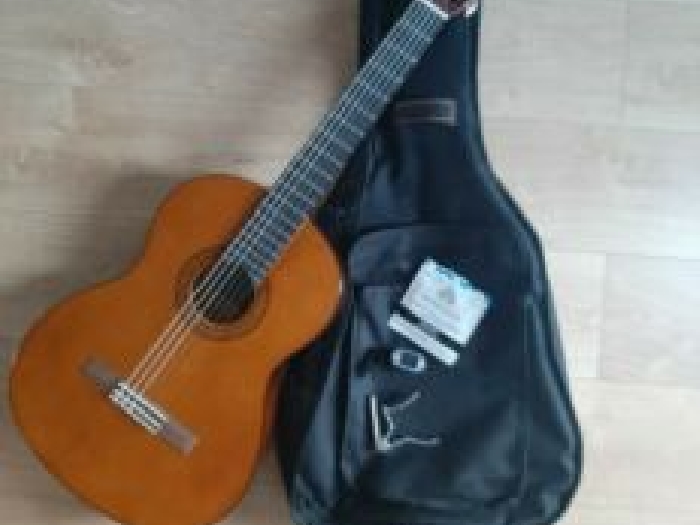 guitare yamaha c40 en très bon état avec housse, capodastre, accordeur et fils  