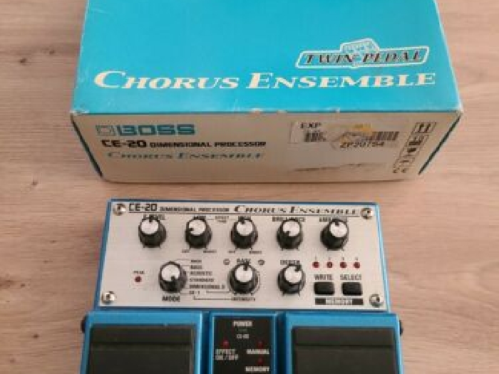 Boss CE-20 Chorus Ensemble Modulation Twin Pédale Guitare Dimensional processor 