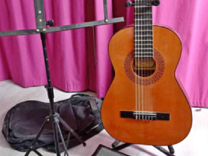 Guitare classique 3/4 et matériel guitare