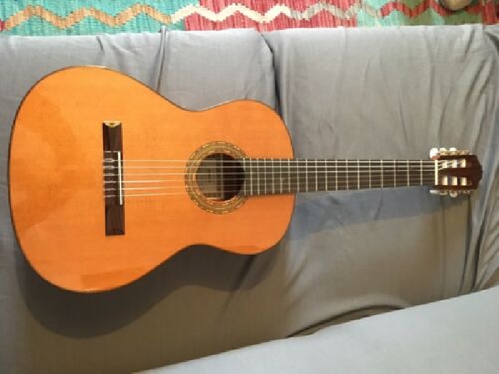 MAGNIFIQUE GUITARE ESTEVE DEMI (vrai Bois)
