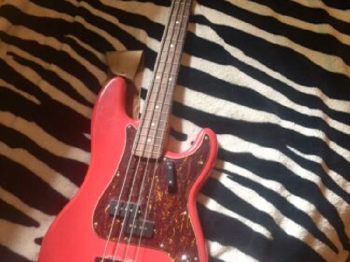 Squier Classic Vibe Precision Bass Fiesta Red