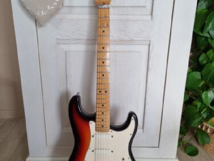 Fender American Vintage 1987 Strat Plus E4 Sunburst Lace Sensor Gold