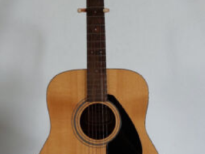Guitare acoustique Folk YAMAHA FG413s (avec trépied et housse)