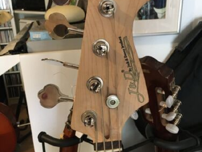 guitare basse électrique J&D, très bon état 