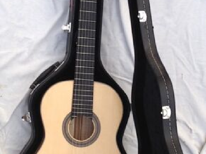 Guitare classique, Longueur caisse 48.7, étui, diapason 65 cm