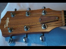 Guitare électro Acoustique Modèle Dreadnougt, avec pan coupé ( Cuteway). TAYLOR 