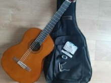 guitare yamaha c40 en très bon état avec housse, capodastre, accordeur et fils  