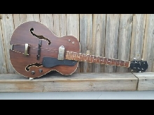 Ancienne guitare Archtop sortie de grenier à restaurer